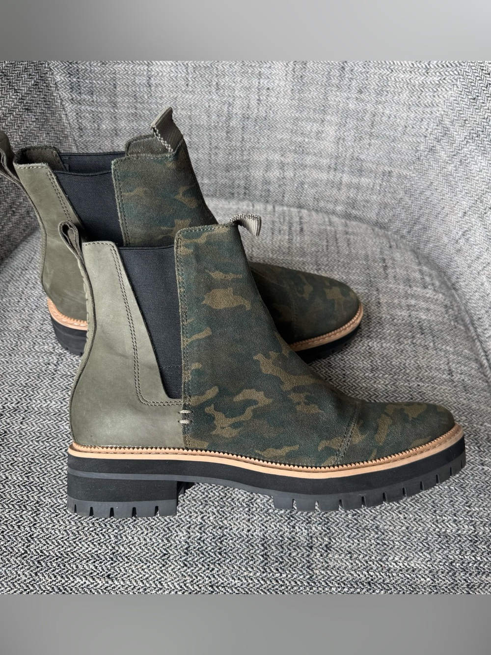 Toms Olive Green Camo Dakota Ankle Boots size 9